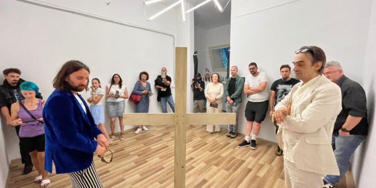 Umjetnik pješačio s križem dva dana do vlastite izložbe u Kninu