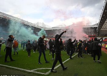 Unutar otkazanog okršaja Man Uniteda i Liverpoola – pet godina kasnije: navijači upali u svlačionicu Old Trafforda, vrijeđali Jamieja Carraghera… i što čelnici kluba STVARNO misle o TV prijenosu