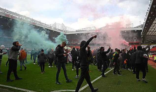 Unutar otkazanog okršaja Man Uniteda i Liverpoola – pet godina kasnije: navijači upali u svlačionicu Old Trafforda, vrijeđali Jamieja Carraghera… i što čelnici kluba STVARNO misle o TV prijenosu