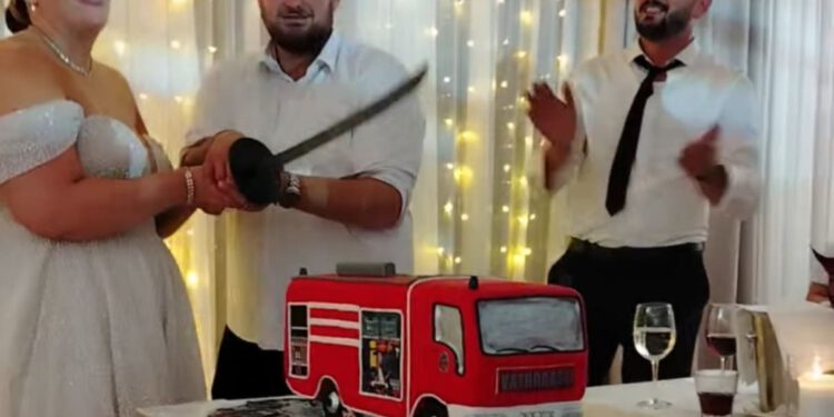 VATRENA LJUBAV SPOJILA BRAČ I VIS Uz sirene i vodeni most vjenčali se Katija Opačak i Petar Galić!