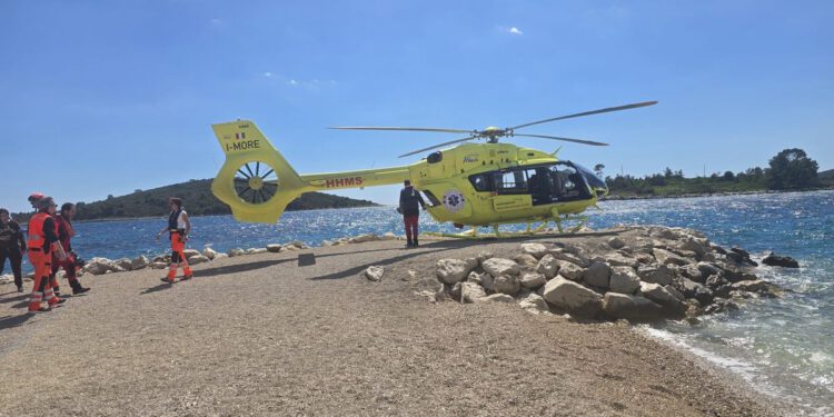 VIDEO: DRAMA NA ŠOLTI Ispražnjena cijela plaža, micali se stolovi da sleti helikopter! Svjedoci u šoku: "Sve je bilo kao na filmu"