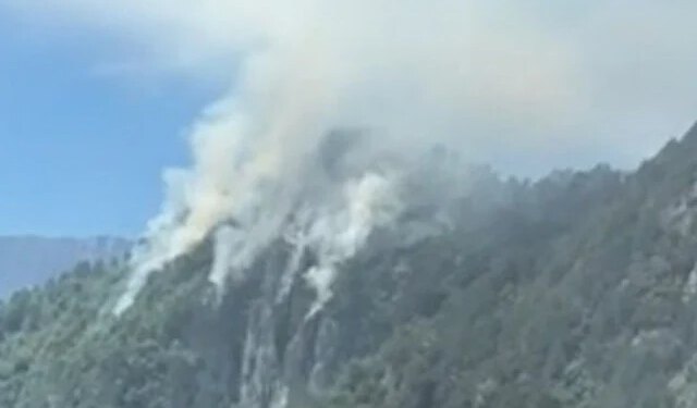 VIDEO Helikopter Oružanih snaga BiH i dalje gasi veliki požar na području Jablanice