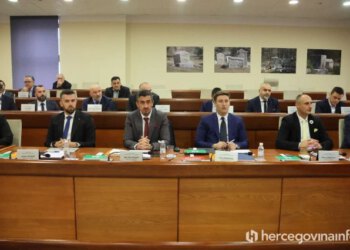 VIDEO Mostar pred novom političkom blokadom, poluprazna vijećnica kao poruka