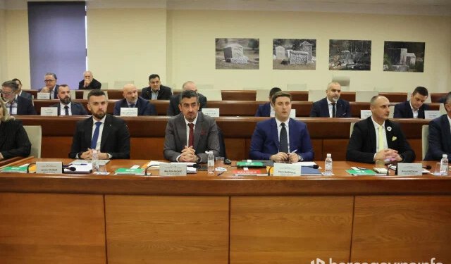 VIDEO Mostar pred novom političkom blokadom, poluprazna vijećnica kao poruka