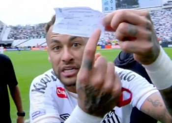 VIDEO Neymar izbezumljen greškom četvrtog suca, pokazuje bilješku u kameru