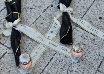 VIDEO Pjesma “Zašto si ubio Luku” potresla stotine okupljenih građana u Drnišu