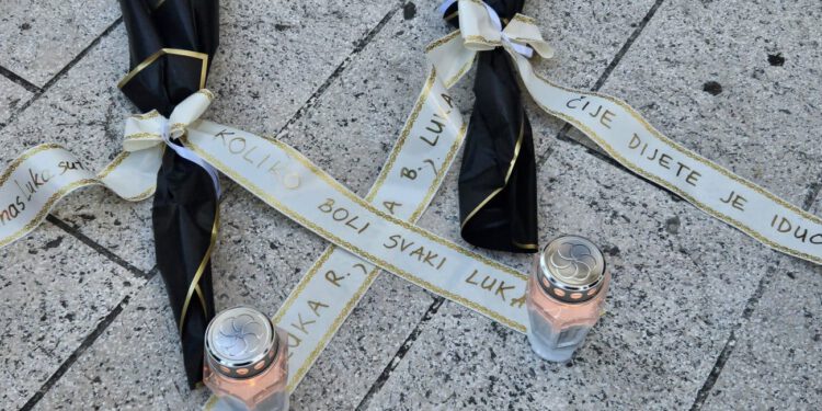 VIDEO Pjesma “Zašto si ubio Luku” potresla stotine okupljenih građana u Drnišu