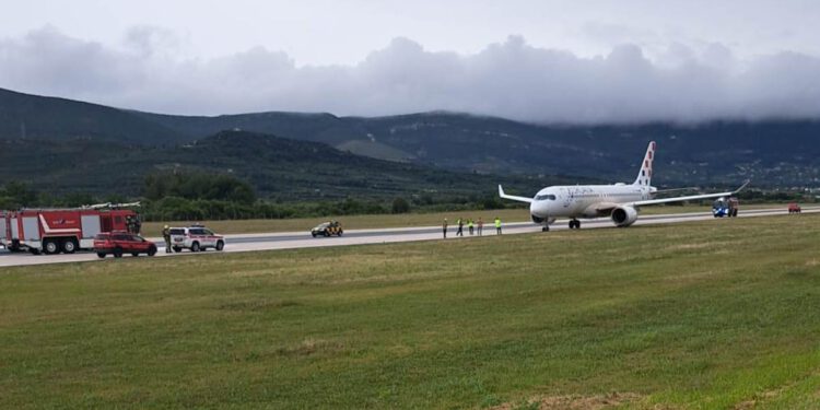 VIDEO SA SPLITSKOG AERODROMA Pogledajte kako je zrakoplov ‘potaracao’ znak na pisti