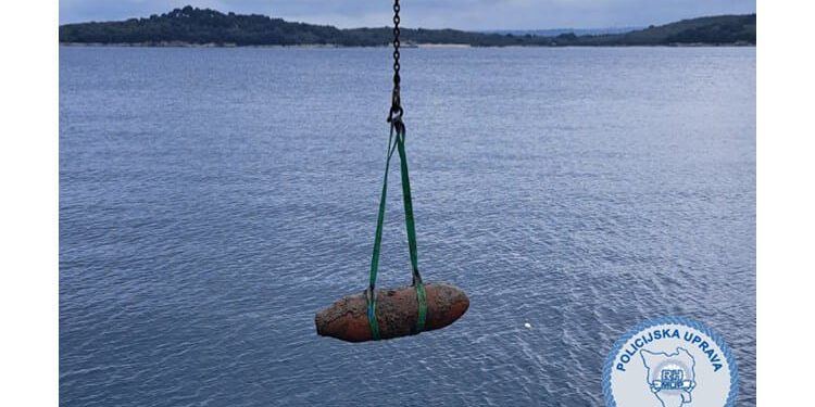 VIDEO Uklonjene zrakoplovne bombe iz mora kod pulskog lukobrana