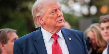Većina birača kaže da Trump koristi svoj ured za osobnu korist dok predsjednik obećava da ‘Amerika napreduje’