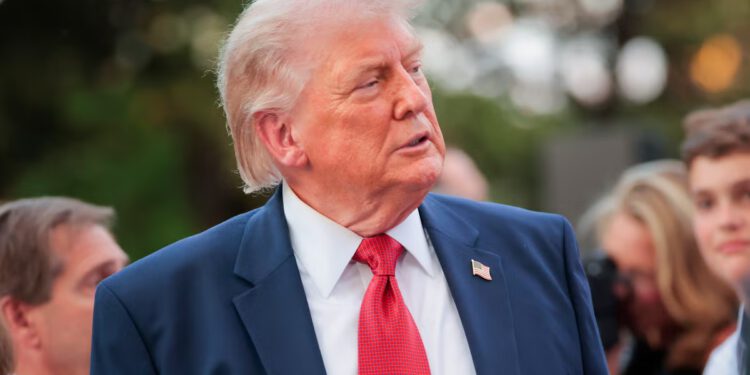 Većina birača kaže da Trump koristi svoj ured za osobnu korist dok predsjednik obećava da ‘Amerika napreduje’