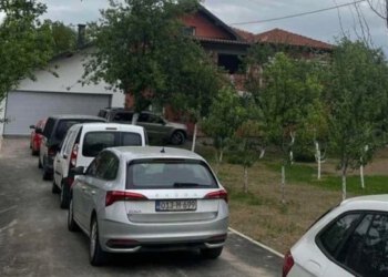 Velika akcija policije u Živinicama, policajci s dugim cijevima ispred Gradske uprave