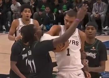 Victor Wembanyama IZBAČEN nakon što je suparnika udario laktom u vrat u velikom obračunu doigravanja NBA lige