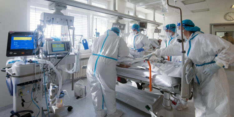 Virus se nekontrolirano širi, umrlo 90 ljudi, strahuje se od goreg scenarija