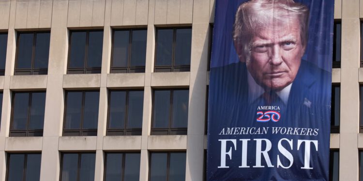 Više od 10.000 odvjetnika napustilo je Trumpovu administraciju ostavljajući brojne agencije bez osoblja, stoji u izvješću