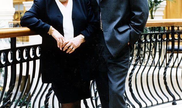 Voditeljski sin Judith Chalmers Mark Durden-Smith i tri neprocjenjiva savjeta koje mu je dala prije nego što je započeo TV karijeru kao legendarna zvijezda Wish You Were Here umrla je u dobi od 90 godina