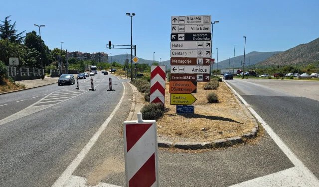 Vozila koja u Mostar dolaze iz smjera Sarajeva ponovno se preusmjeravaju prema kružnom toku u Zaliku