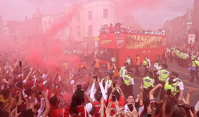 Zabava u nastajanju 22 godine: Arsenalova parada naslova u Premier ligi pretvara sjeverni London u crveno more u slavlju heroja – dok oni tjeraju bol u Ligi prvaka