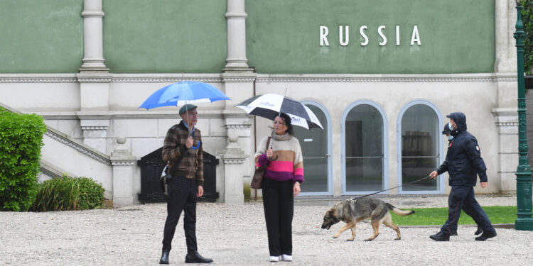 Žiri Venecijanskog bijenala podnio ostavku navodeći slučajeve ICC-a protiv Rusije i Izraela — RT World News