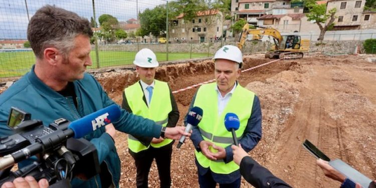 Županija nastavlja najveći investicijski zamah u školstvu – Počinje dogradnja OŠ Vladimir Nazor u Postirima