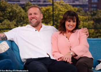 Zvijezda Celebs Go Dating James Haskell (41) ostao je crvenog lica dok ga je uživo u eteru iznenadila njegova simpatija Coleen Nolan (61), nakon što je rekao da je želi ‘isprobati’
