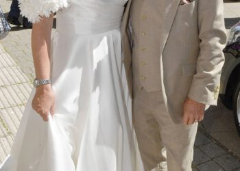 Zvijezda Coronation Street Michael Le Vell se oženio! Glumac, 61, dijeli poljubac sa suprugom Louise Gibbons dok se vjenčavaju nakon 12 godina romanse
