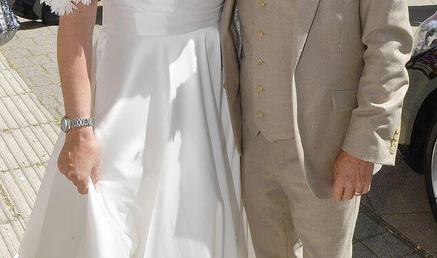 Zvijezda Coronation Street Michael Le Vell se oženio! Glumac, 61, dijeli poljubac sa suprugom Louise Gibbons dok se vjenčavaju nakon 12 godina romanse
