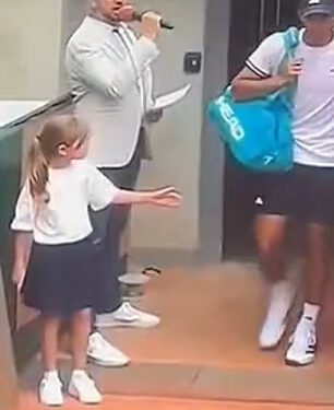 Zvijezda French Opena Rafael Jodar opet na meti kritika jer je brutalno omalovažavao mladu maskotu… nekoliko dana nakon što je ‘gurkanje’ djevojke s loptom izazvalo bijes
