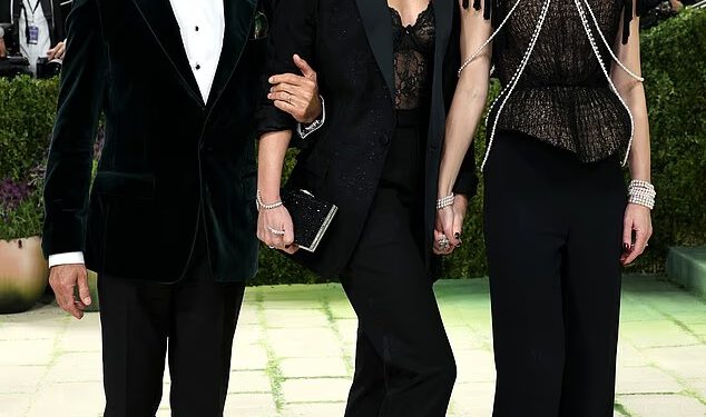 Zvijezda filma Vrag nosi Pradu Emily Blunt pozira sa svojom glamuroznom sestrom Felicity i šogorom Stanleyem Tuccijem na Met Gala 2026.