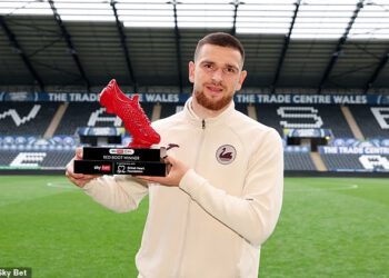 Zvijezde EFL-a dobile prvu CRVENU kopačku u povijesti: Zašto zvijezde Swansea Cityja i Leyton Orienta dijele novu nagradu nakon što je sezona nogometne lige završila