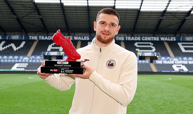 Zvijezde EFL-a dobile prvu CRVENU kopačku u povijesti: Zašto zvijezde Swansea Cityja i Leyton Orienta dijele novu nagradu nakon što je sezona nogometne lige završila