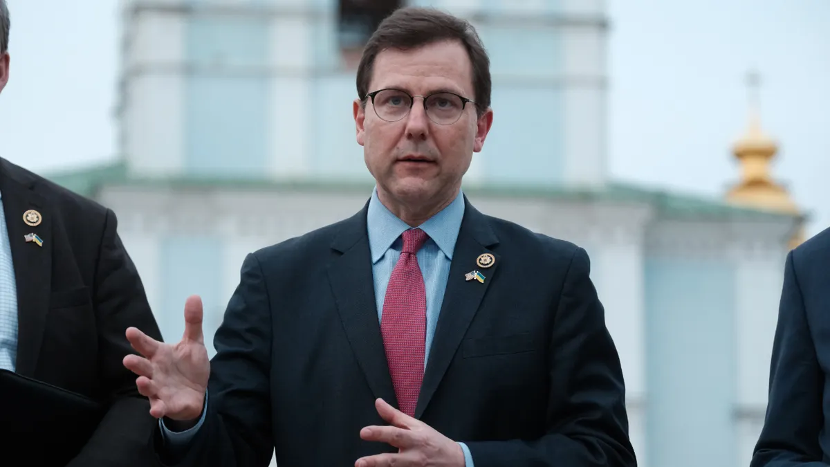 Rep. GOP Thomas Kean stoji i govori