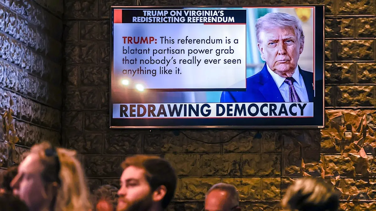 Glasači koji sudjeluju na zabavi za promatranje izbora demokrata Arlingtona u Arlingtonu, Virginia