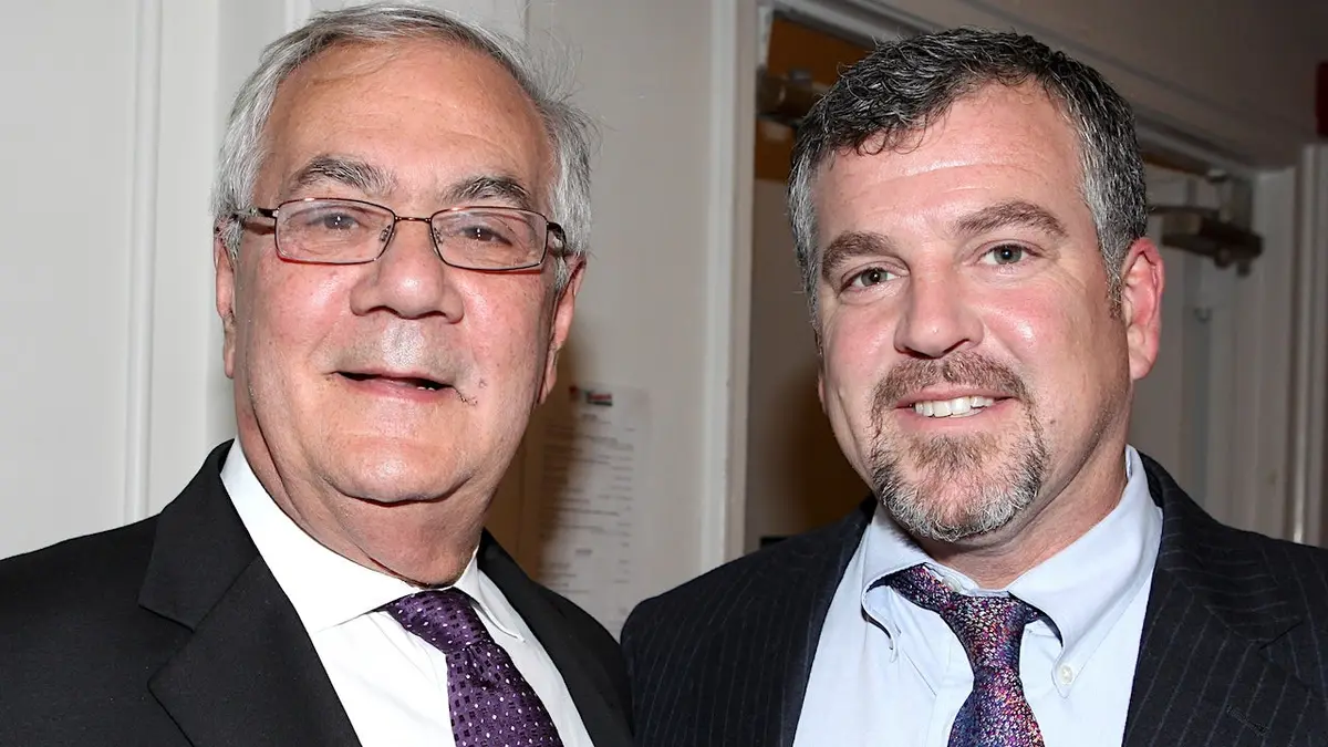 Bivši kongresmen Barney Frank i suprug Jim Ready stoje iza pozornice
