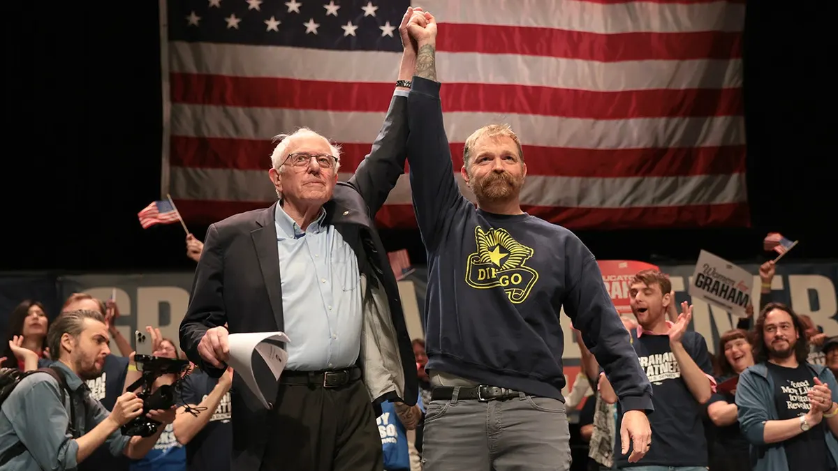 Sen. Bernie Sanders i Graham Platner stoje zajedno u Collins Centru za umjetnost u Oronu, Maine