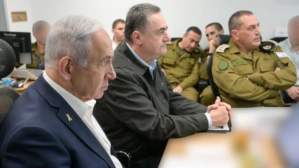 Izraelski premijer Benjamin Netanyahu stoji s ministrom obrane Israelom Katzom