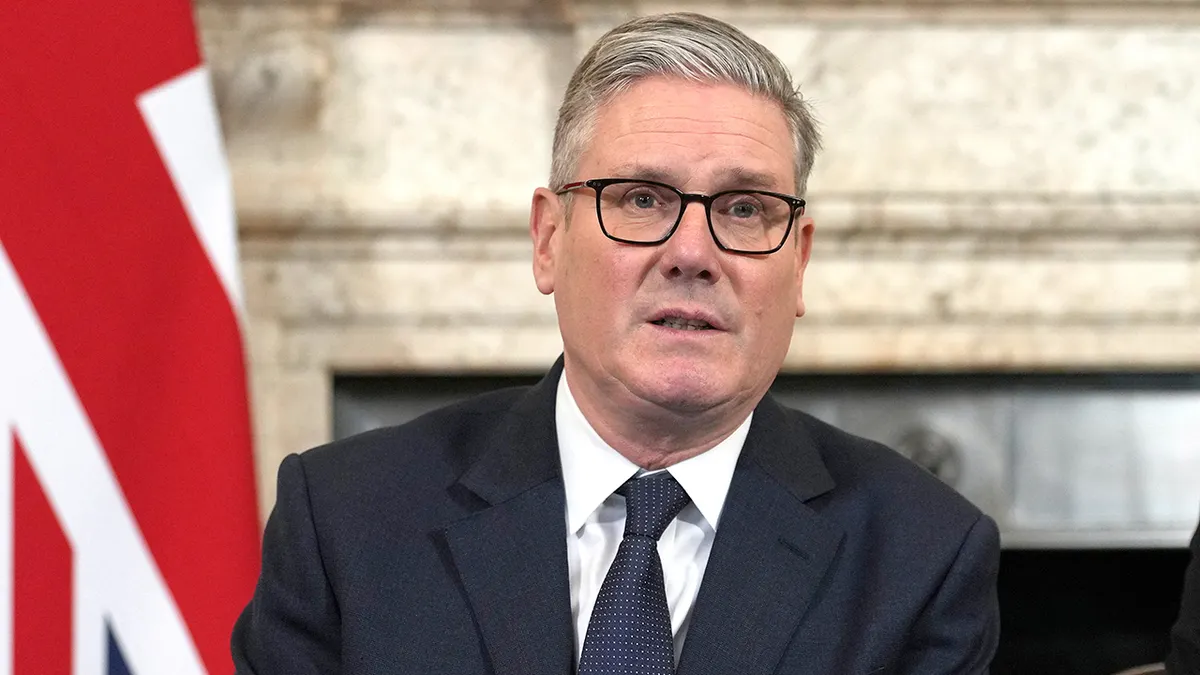 Britanski premijer Keir Starmer govori za govornicom