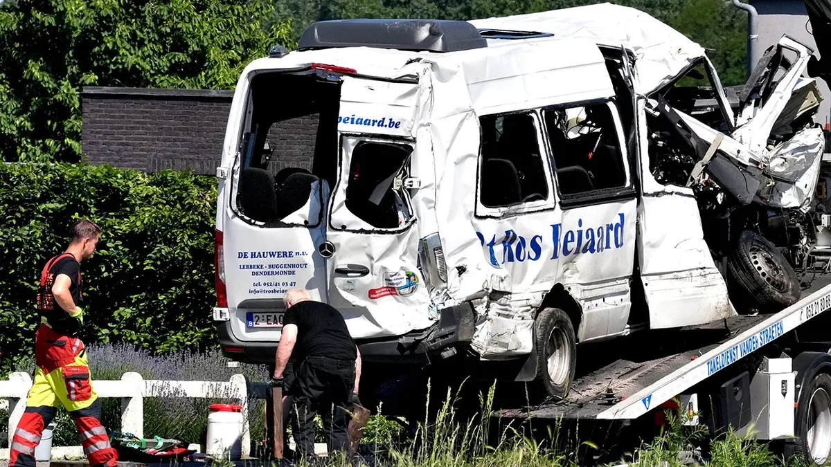 Osoblje hitne pomoći premješta kombi na kamion s ravnom platformom na pružnom prijelazu