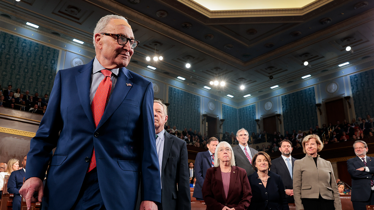 Vođa manjine u Senatu Chuck Schumer govori za govornicom