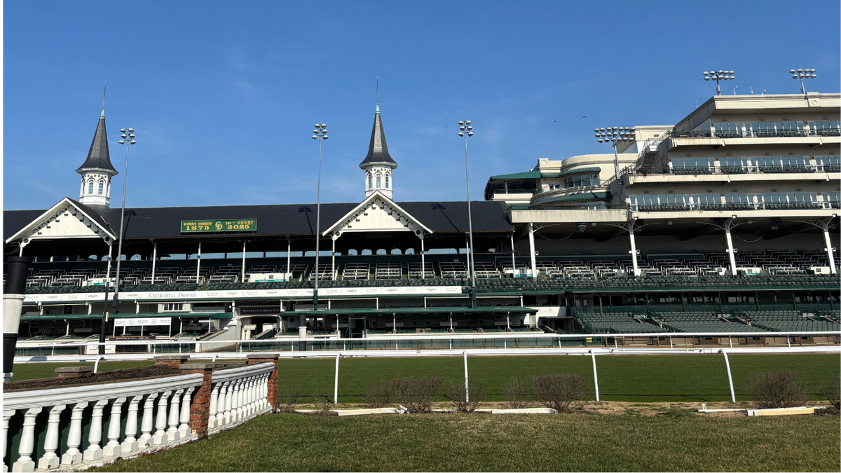 Pogled na tribinu Kentucky Derbyja u Churchill Downsu.