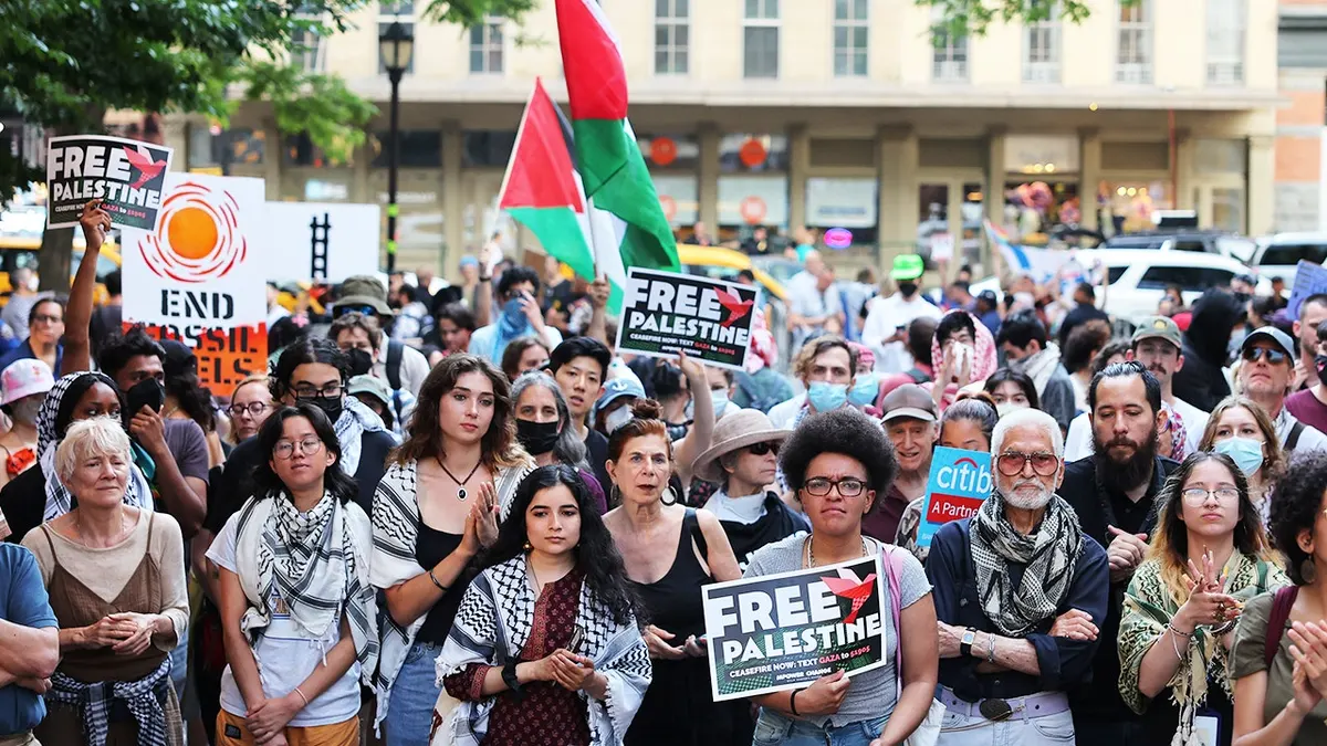 Mnoštvo prosvjednika koji drže propalestinske natpise tijekom skupa za klimatsku pravdu u New Yorku.