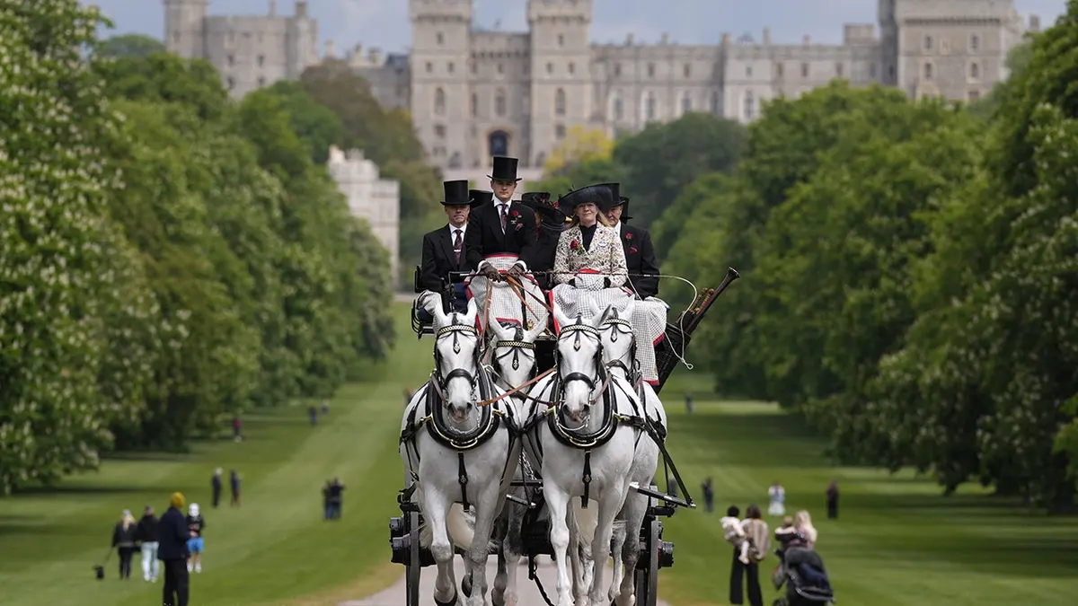Sudionici koji hodaju uz dugu šetnju tijekom trenerskog maratona na Royal Windsor Horse Showu