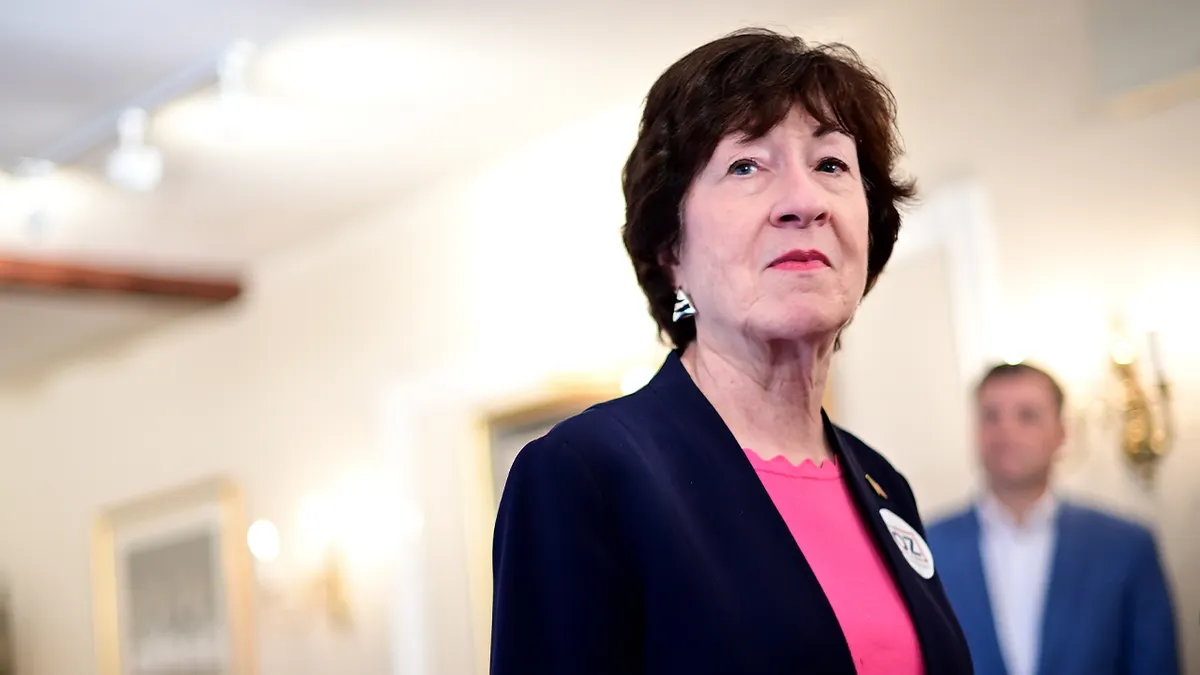 Sen. Susan Collins govori za govornicom u zatvorenom prostoru