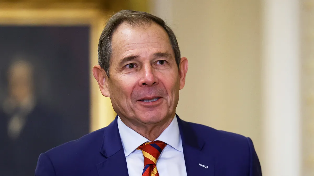 Novoizabrani senator John Curtis stiže u američki Kapitol na izbore za republikansko vodstvo u Senatu