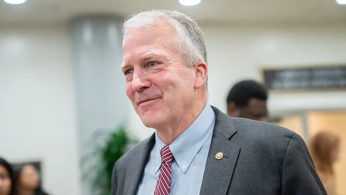 Senator Dan Sullivan glasa na američkom Kapitolu u Washingtonu, DC