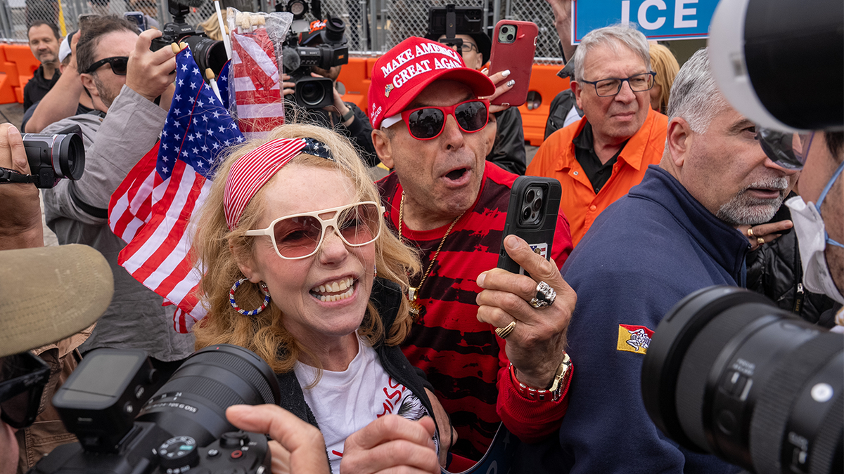 Pro-ICE pristaše sukobljavaju se s protuprosvjednicima tijekom demonstracija ispred imigracijskog pritvorskog centra Delaney Hall 30. svibnja 2026. u Newarku, New Jersey.