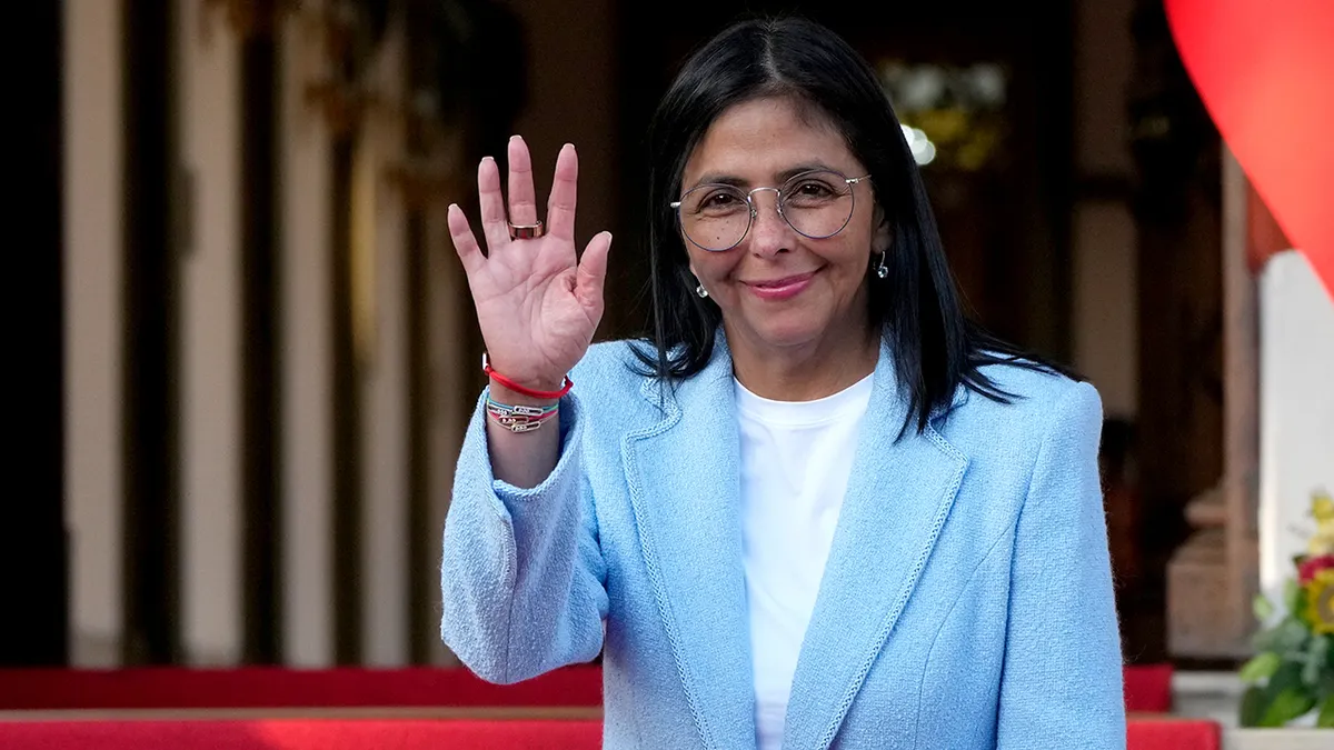 Vršiteljica dužnosti predsjednice Venezuele Delcy Rodriguez maše u palači Miraflores u Caracasu