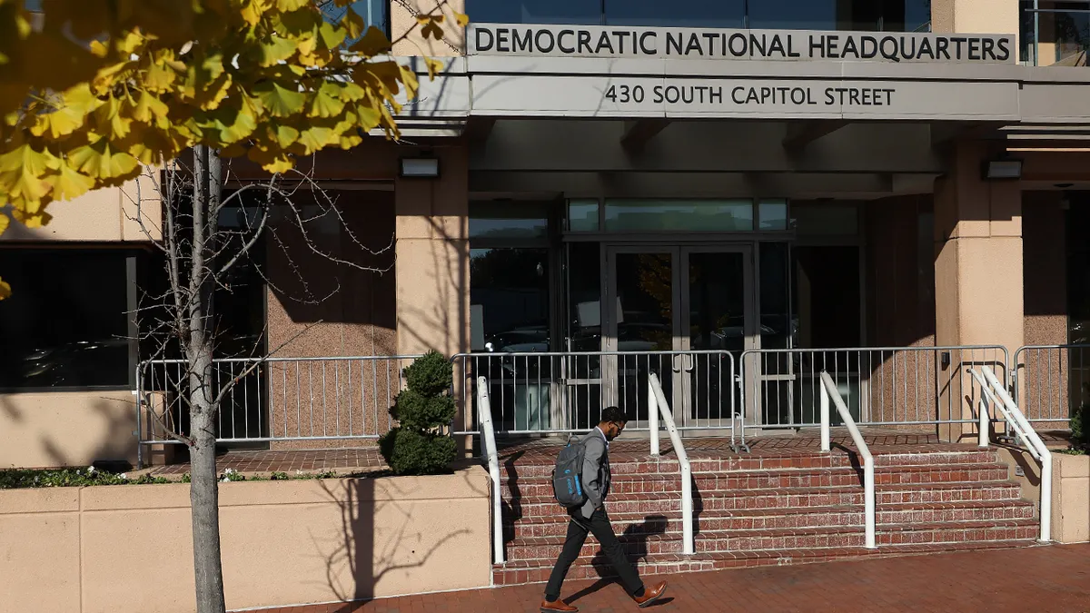 Čovjek prolazi pokraj sjedišta Demokratskog nacionalnog odbora u DC-u.