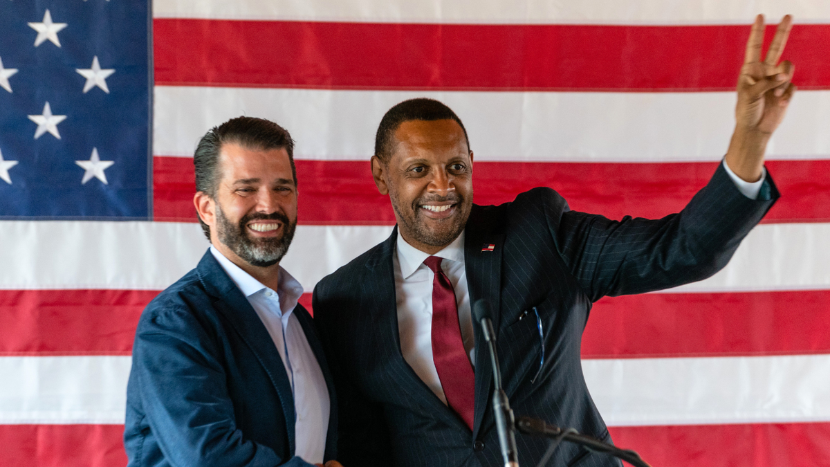 Donald Trump Jr., izvršni potpredsjednik razvoja i nabave za Trump Organization, rukuje se s Vernonom Jonesom tijekom predizbornog događaja u Cummingu, Georgia.
