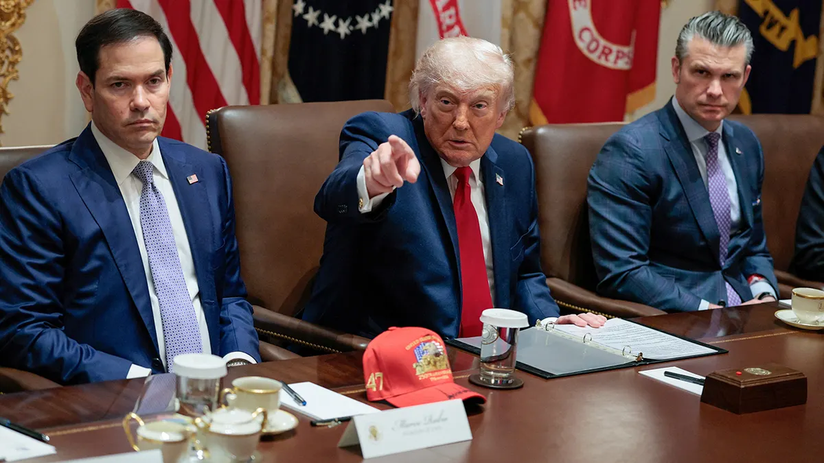 Američki predsjednik Donald Trump sjedi s državnim tajnikom Marcom Rubiom i ministrom obrane Peteom Hegsethom u kabinetu Bijele kuće